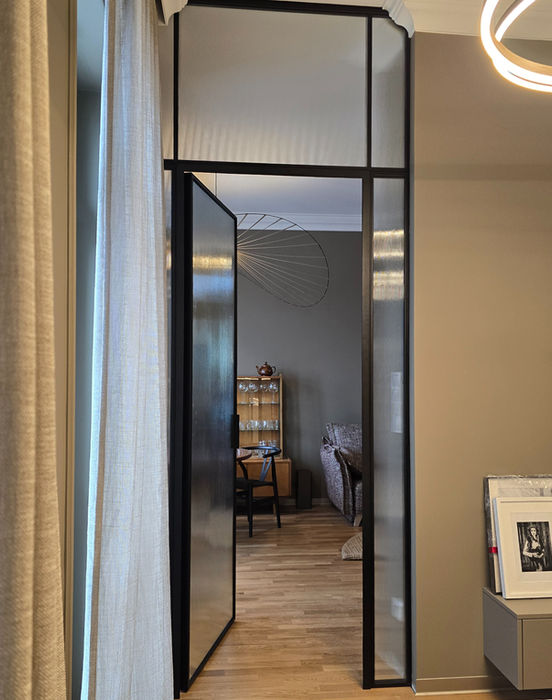 Blickdichte Lofttür mit Seitenteilen aus satiniertem Glas im Industrial-Stil.