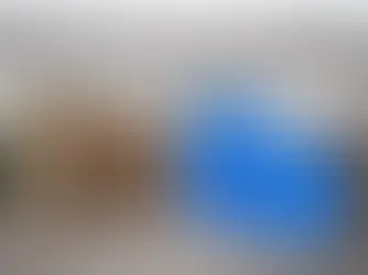 una pila de tarimas de plástico