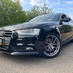 AUDI A4 AVANT 2.0 TFSI TURBO QUATTRO – LUXO, DESEMPENHO E ESTILO NUM PACOTE BRUTAL!

Modelo: DBA-8KCDNF | Ano: 26 (2014) | Chassi: WAUZZZ8K1EA082892

DESTAQUE ABSURDO:

Equipado com RODAS OZ RACING – MADE IN ITALY

Só esse jogo de rodas vale ¥300.000 – é luxo europeu de verdade!

⸻

MOTOR E MECÂNICA:

Motor 2.0 TFSI TURBO original de fábrica – Confirmado pelo chassi

Tração integral QUATTRO 4WD – estabilidade de outro nível

Câmbio automático de 8 marchas (ZF) com PADDLE SHIFT (marcha no volante) – controle esportivo total

Apenas 90.000 km rodados

Shaken 2 anos – pronto pra rodar!

⸻

CONFORTO, TECNOLOGIA E CONSERVAÇÃO:

Bancos elétricos

Faróis LED

Bluetooth, Navi, comandos no volante

Detalhes cromados/metálicos em toda a carroceria

Sem nenhum detalhe, risco ou batida – carro absolutamente impecável

Zero histórico de batidas – garantia de procedência

Ideal pra passeio, camping, viagens longas ou simplesmente ostentar com classe