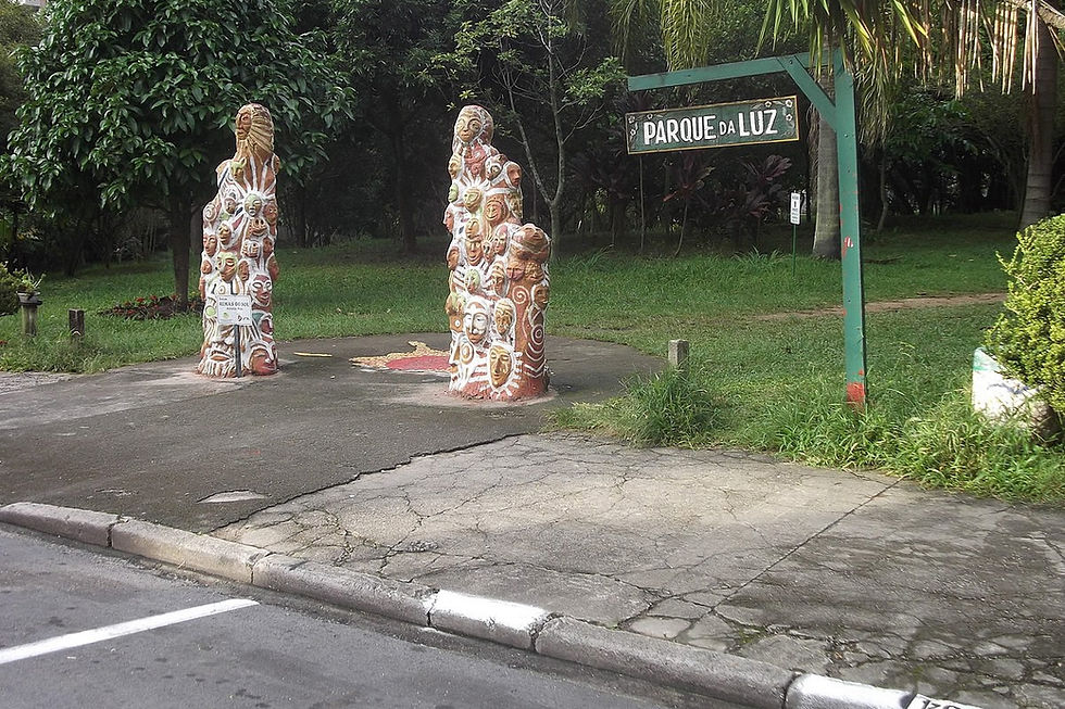 O parque tem várias esculturas e trilhas. No detalhe escultura "Totem dos Povos" .