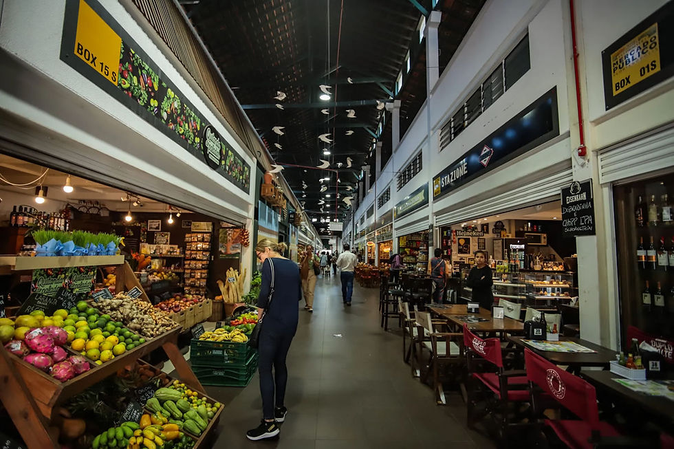 Ala das lojas de mercadorias variadas, bares e restaurantes