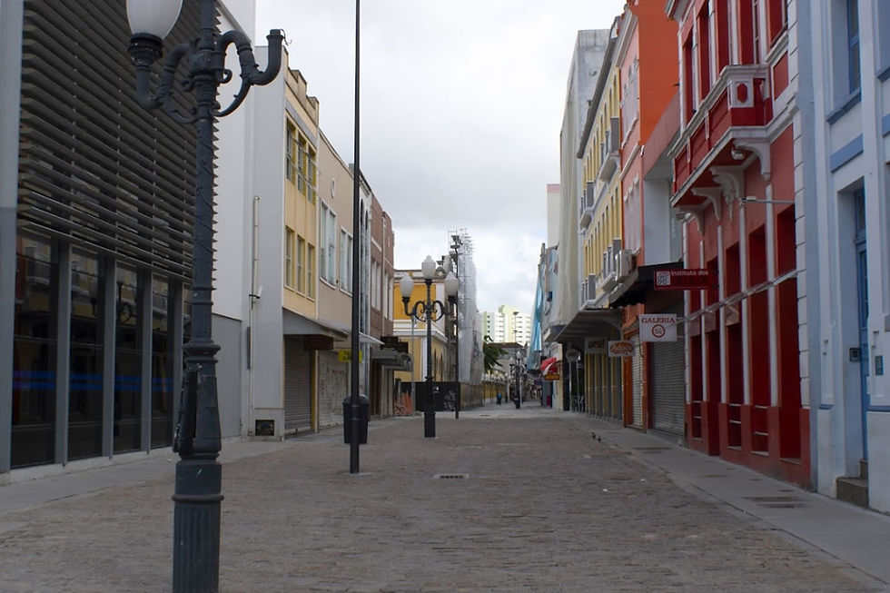 Calçadão é ladeado por edifícios de valor histórico e atualização que preservam elementos do passado da cidade.