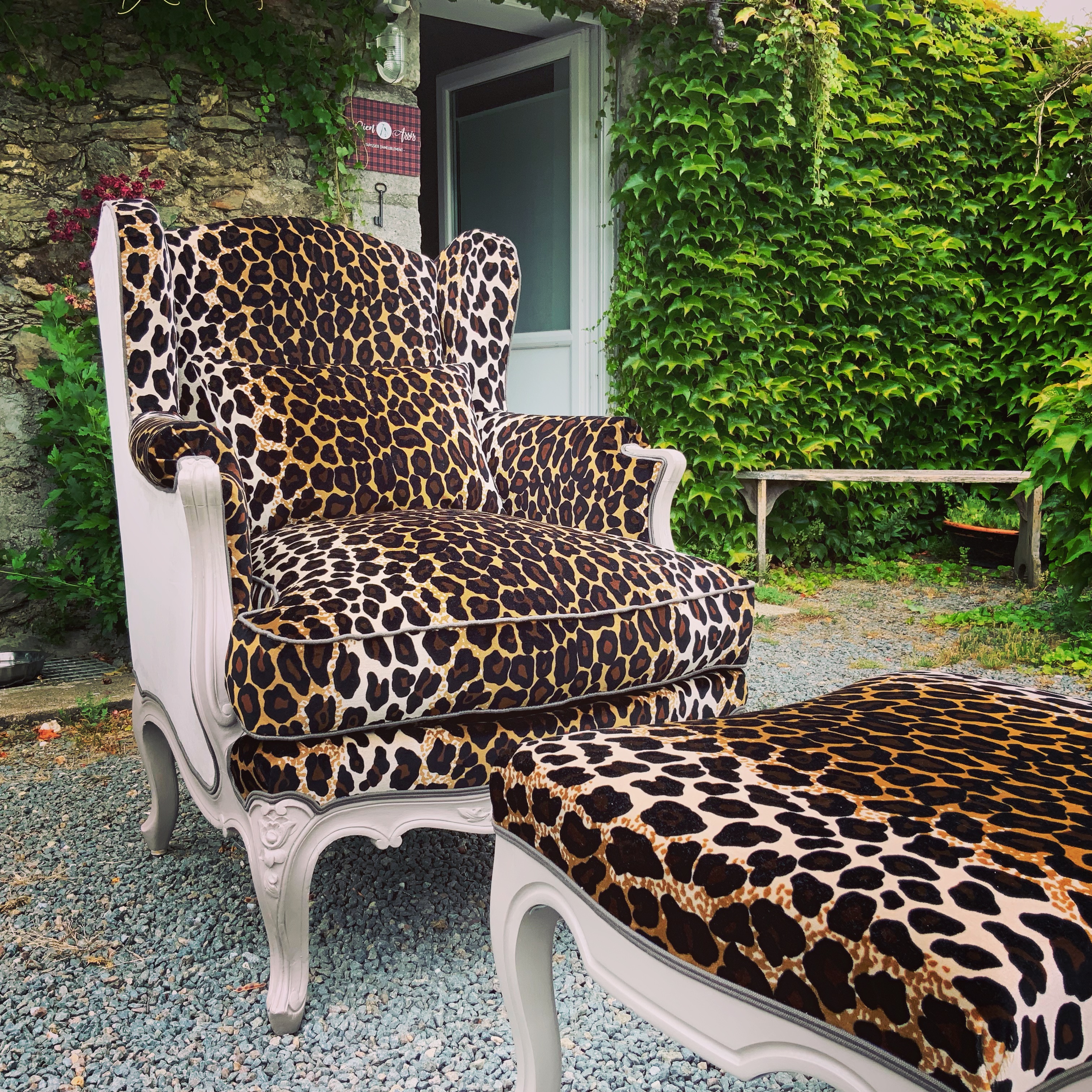 Bergère à oreilles et ottoman