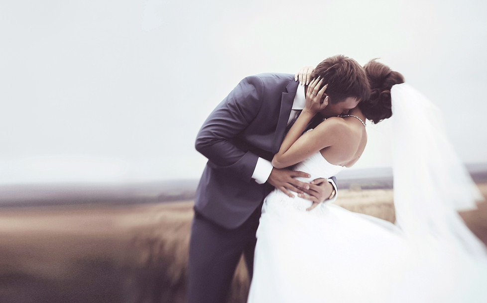 Wedding couple kissing_edited.jpg