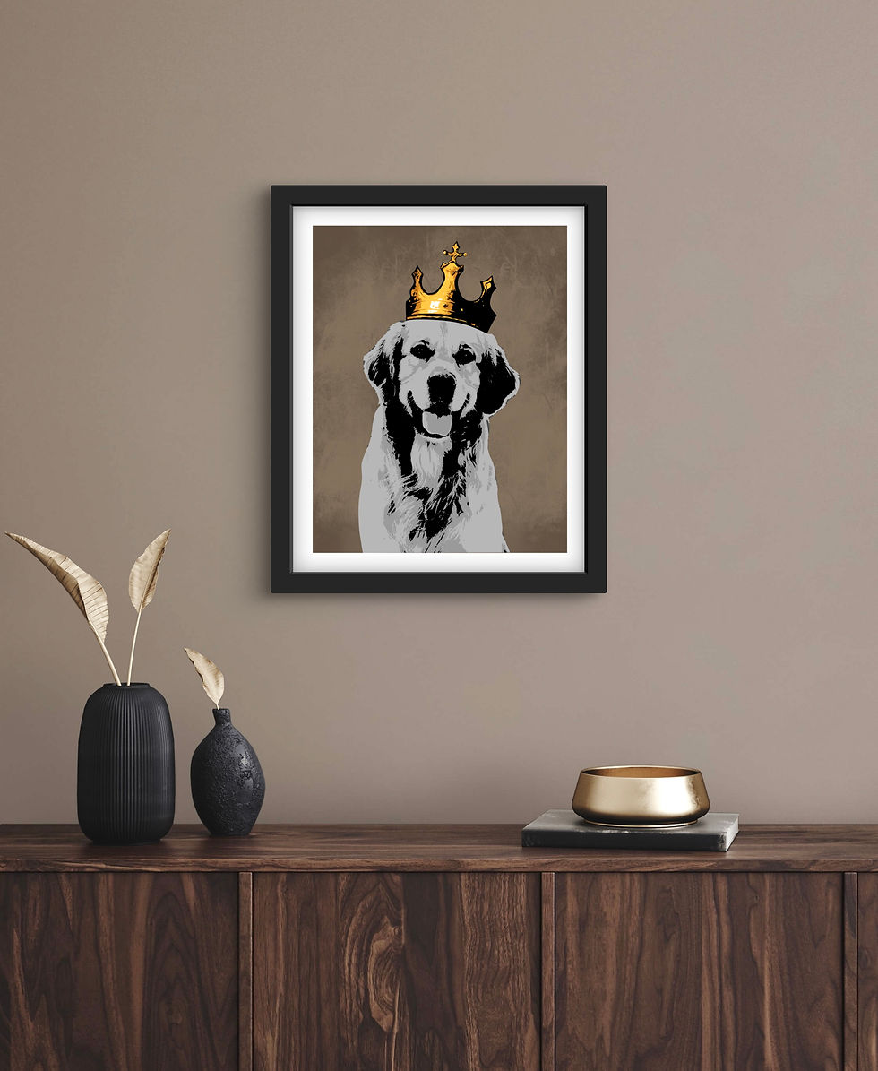 Miniatyrbilde: Kunstverk av en hund med en gullkrone henger på en vegg.