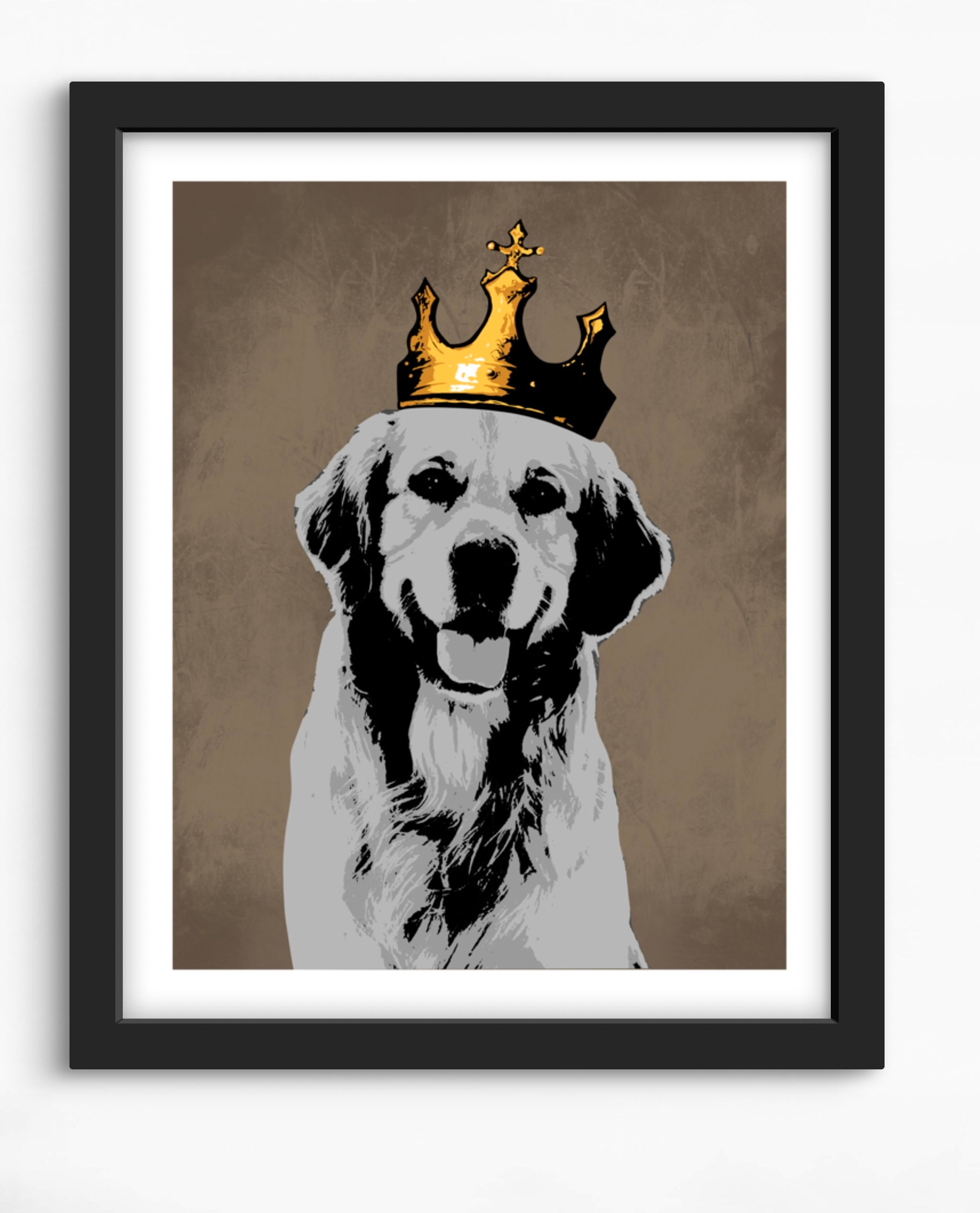Golden Retriever med gullkrone, stolt blikk, mot brun bakgrunn, kunstverk rammet inn.