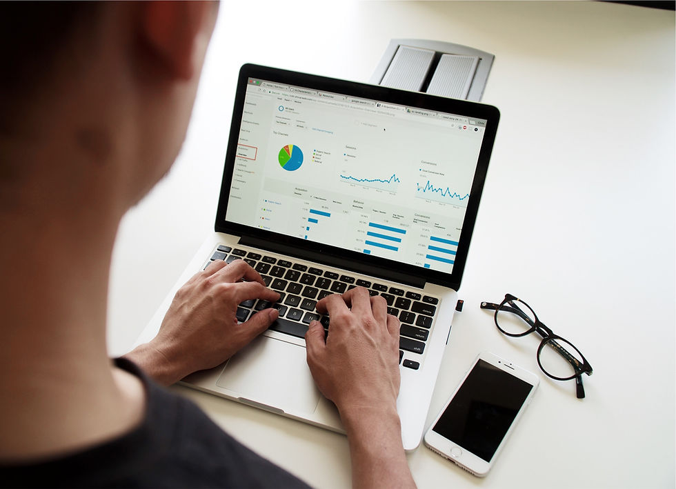 Marketing manager analizza dati statistici