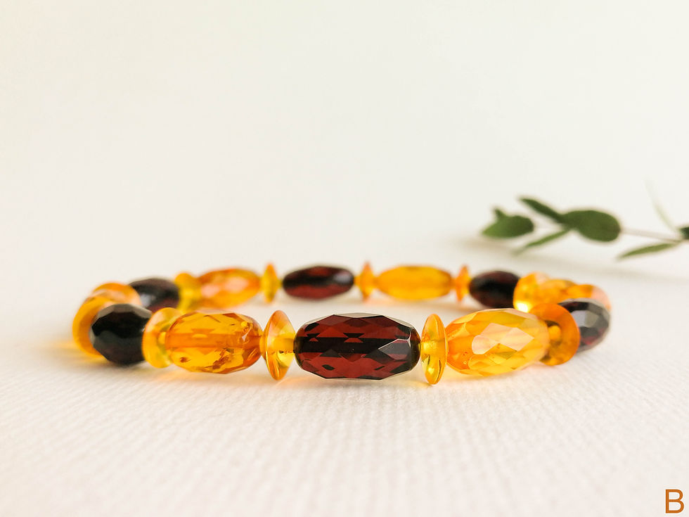 Thumbnail: Exclusive faceted cognac and cherry colors oval beads amber bracelet