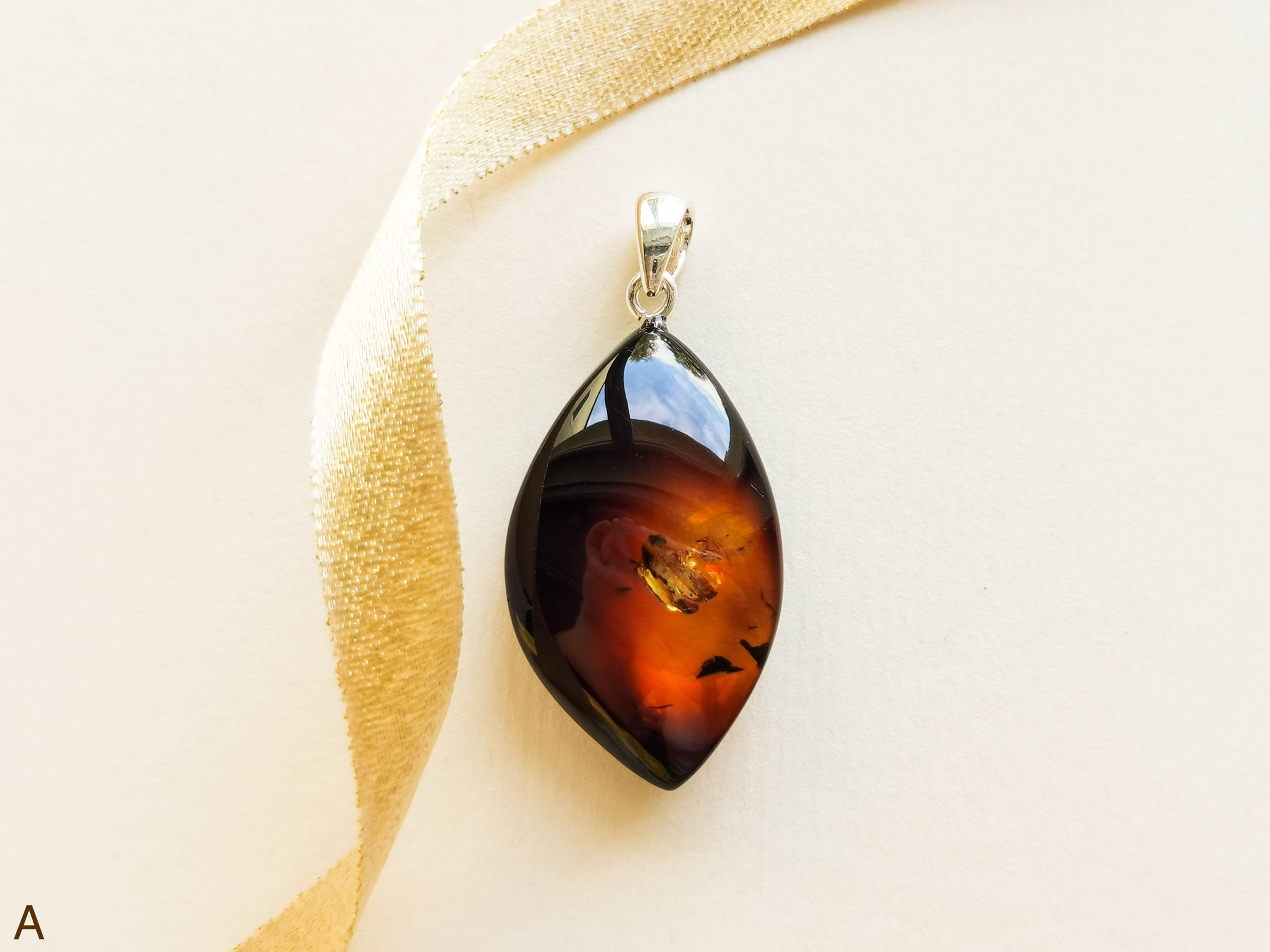 Almond shape natural amber cherry ombre petite pendant