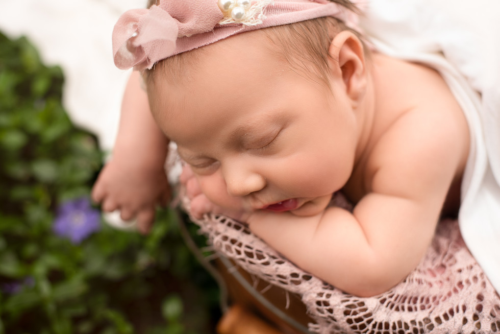 Newborn phtography, newborn girl, newborn studio, newborn posing ideas, newborns, baby girl, outdoor newborn, bucket pose, tieback ,