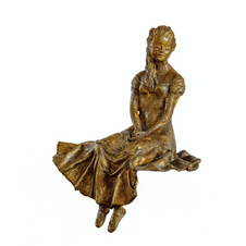 l'Attente est une sculpture drapée en terre cuite patinée, de la section Amour, crée par Laurence Pubert