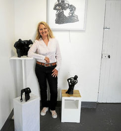 Exposition de Laurence Pubert de Juin 2018, située au Port Haliguen de Quiberon, qui met en avant ses sculptures en terre, en bronze, sous les thèmes du rugby, du drapés, et du modèle vivant. 