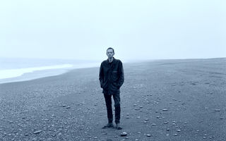 ROY MONTGOMERY, guitares aventureuses avec le haut du pavé des chanteuses contemporaines. Et piqure 
