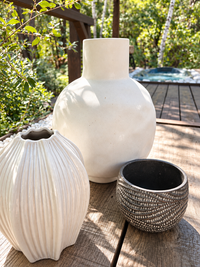 Décoration aux tons naturels sur la terrasse de la cabane L’O2 avec le spa privatif dans la forêt en Gironde