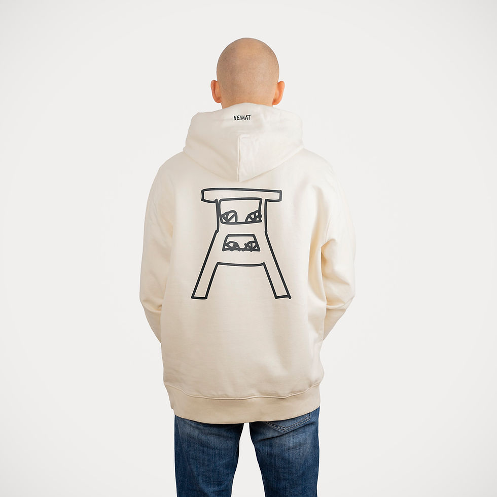 Mann trägt Hoodie mit "Förderturm" Motiv, Farbe Cream, Aufdruck Anthrazit