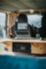 Modularer Schweizer Campervan von Wandafux mit Laptop-Arbeitsplatz und flexiblem Wohnkonzept.
