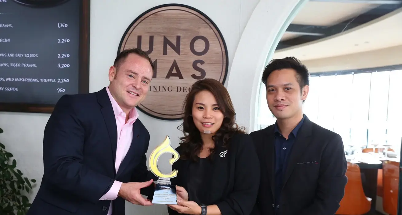 สามคนยืนถือรางวัล UNO MAS Dining Destination รู้จักมัลดีฟส์ เอ็กซ์เพิร์ทสให้มากยิ่งขึ้น Maldives Experts