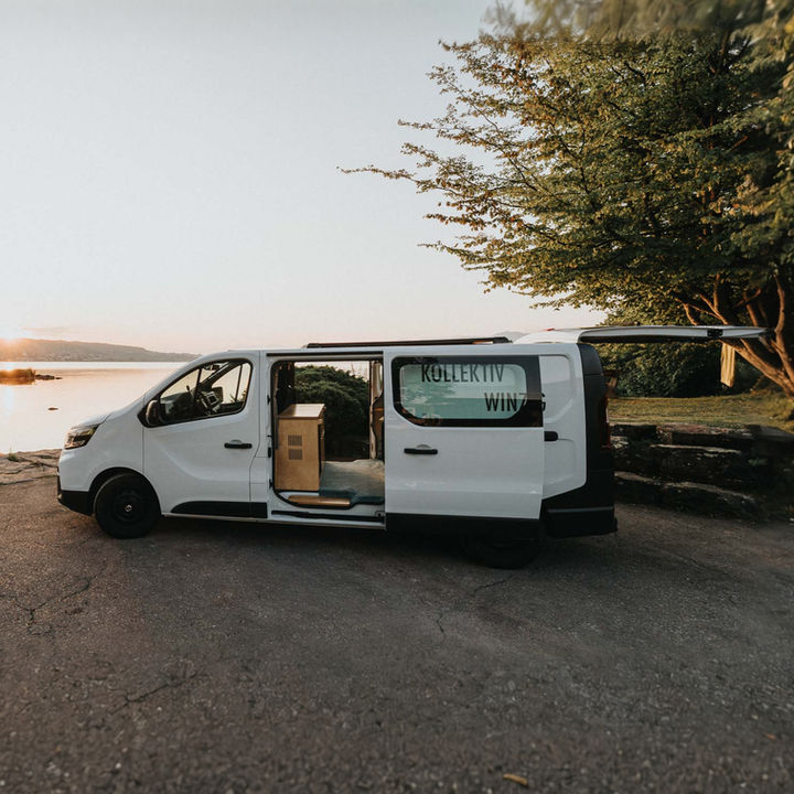 Modularer Schweizer Campervan von Wandafux am See mit geöffneter Schiebetür – ideal für mobiles Arbeiten, Reisen und Wohnen.
