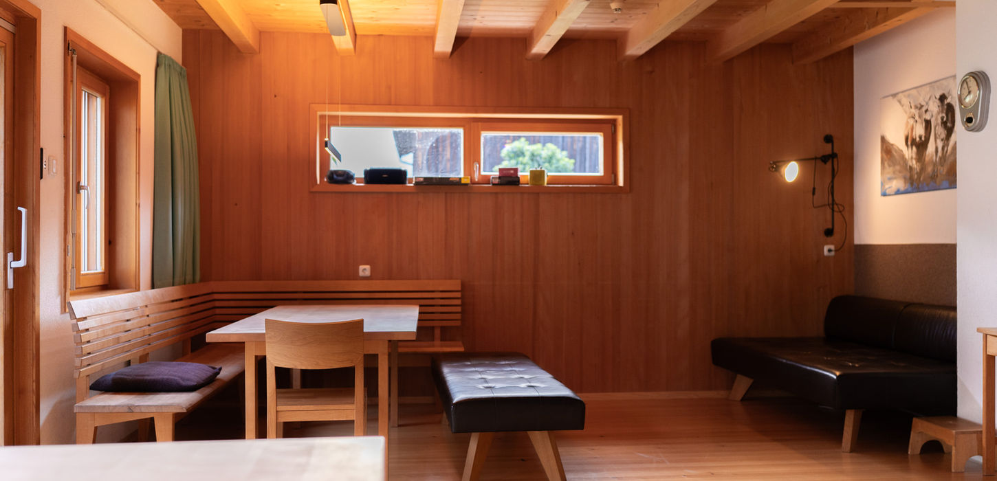 Holzhaus-Wohnzimmer mit Esstisch und Sofa