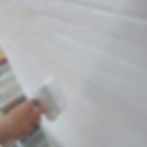 Witte gevel, schilderwerk in uitvoering