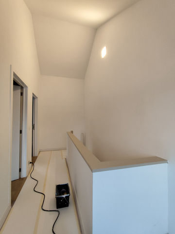 Witte gang met trap en twee deuren