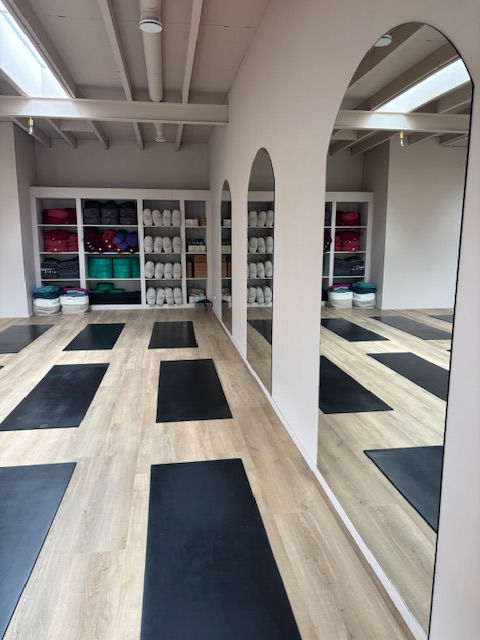 Yoga studio met matten, spiegels en fitnessmateriaal