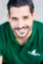 Lächelnder Mann in grünem Polohemd