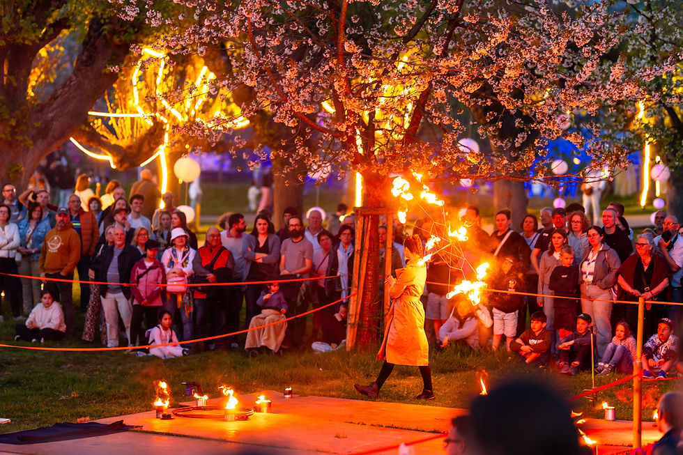 Un cracheur de feu divertit le public à Alden Biesen