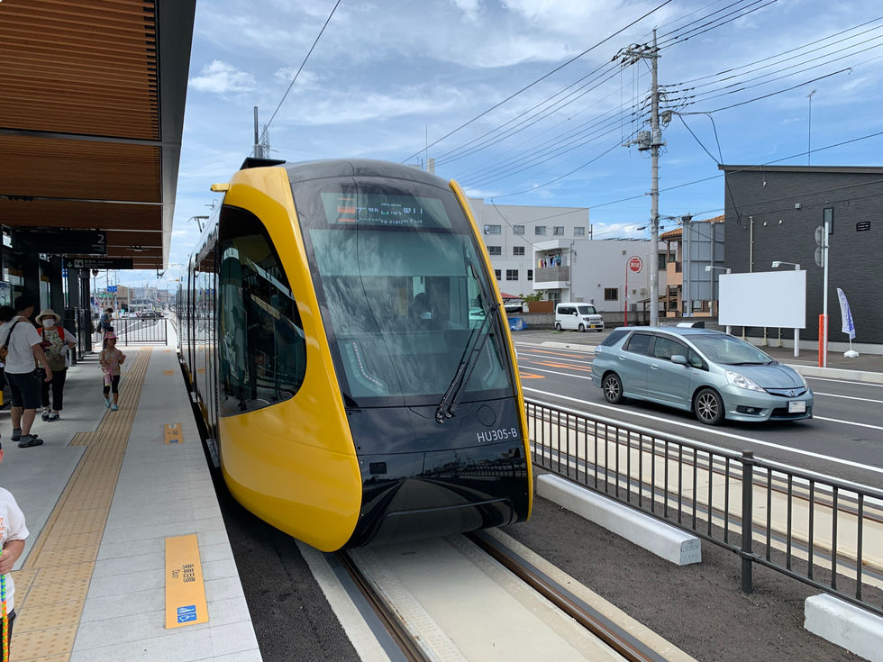 ベルモール前の駅に停車中のLRT