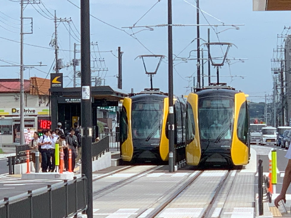 ベルモール前の駅で2台のLRTがすれ違うところです