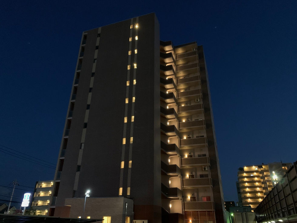 ナイトシーン 南方向from北側駐車場_エントランス.jpg