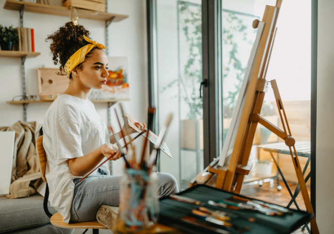 peintre-femme-dessiner-atelier-peinture-œuvre-art
