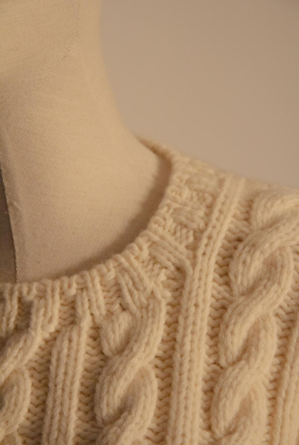 Miniatura: Maglione artigianale a trecce in pura lana colore crema