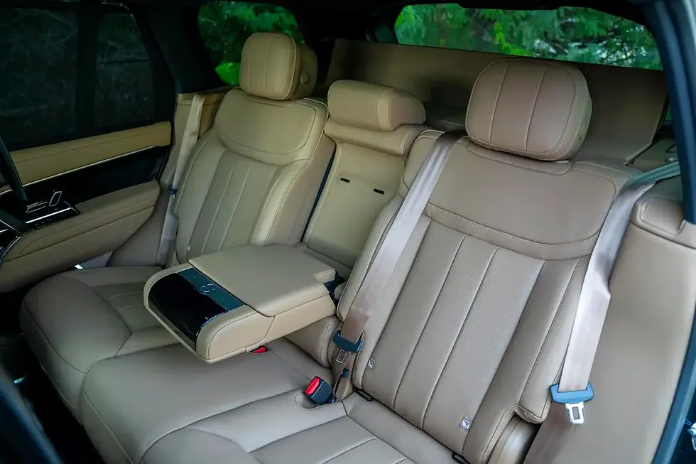 Miniature : Sièges arrière de voiture en cuir beige avec accoudoir central abaissé.