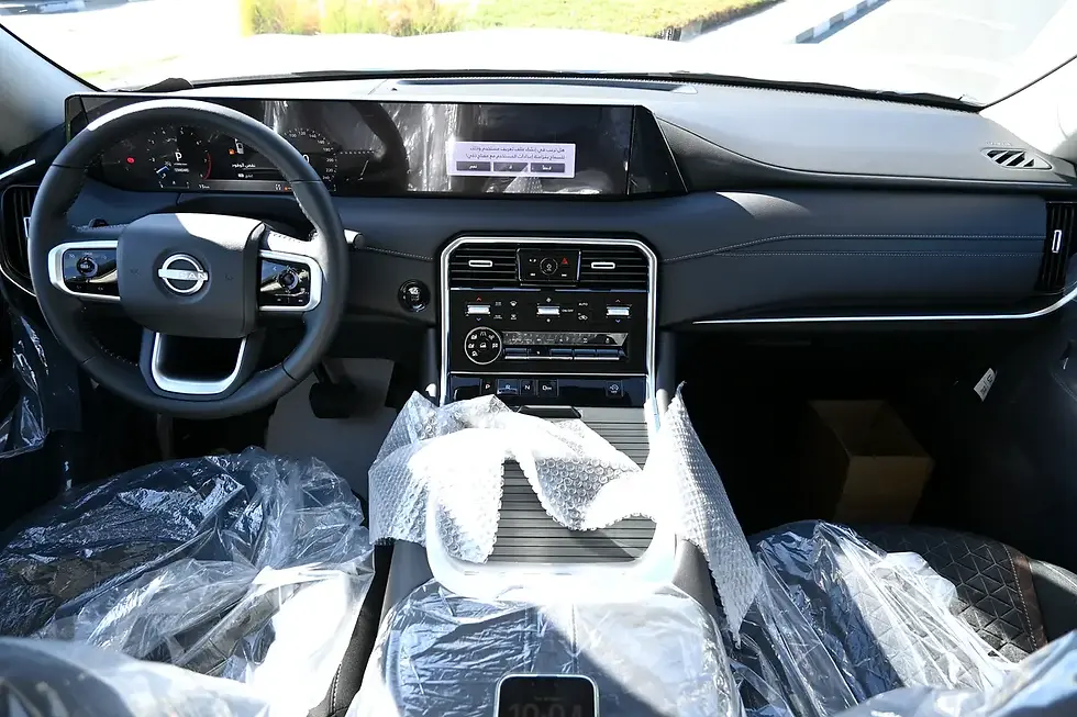 Habitacle neuf avec tableau de bord moderne, grand écran et sièges plastifiés.