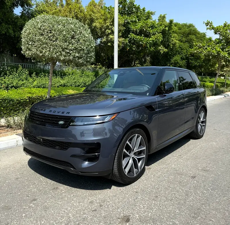 Miniature : Range Rover Sport gris anthracite garé en plein soleil devant des arbres