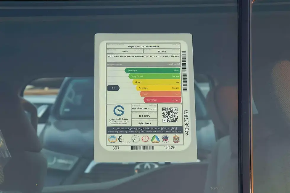 Miniature : Étiquette énergétique automobile arabe avec graphique à barres, vue sur vitre.