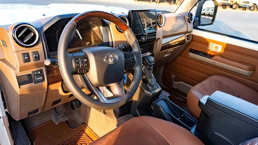 Miniature : Habitacle du véhicule, volant bois, sièges cuir marron, tableau de bord moderne.