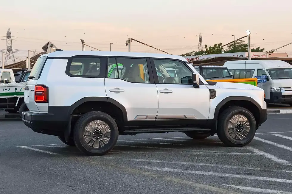 Miniature : SUV blanc robuste stationné sur l'asphalte, autres véhicules derrière.