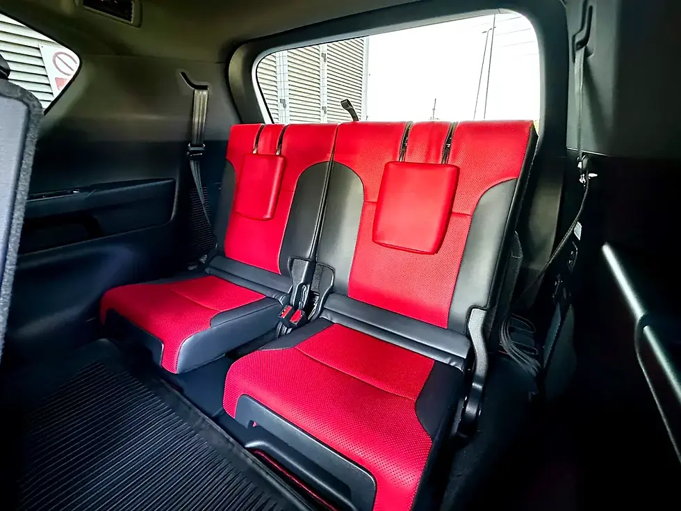 Miniature : Sièges arrière de voiture sport, rouge et noir, intérieur véhicule moderne.