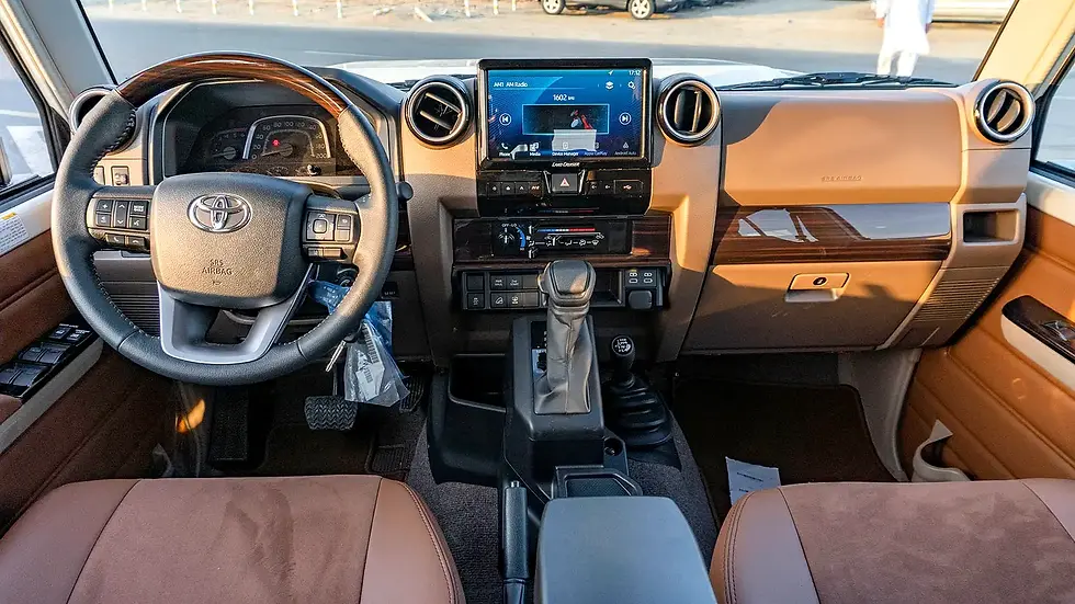 Miniature : Tableau de bord Toyota Land Cruiser modernisé, écran tactile, sièges marron.