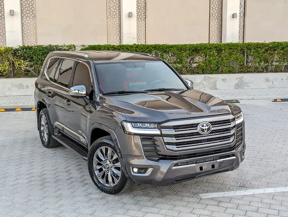 SUV Toyota gris foncé moderne garé sur un parking extérieur.