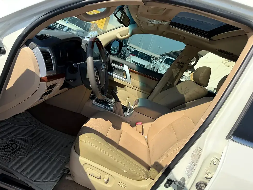 Miniature : Intérieur de voiture spacieux, sièges en cuir beige, tableau de bord.