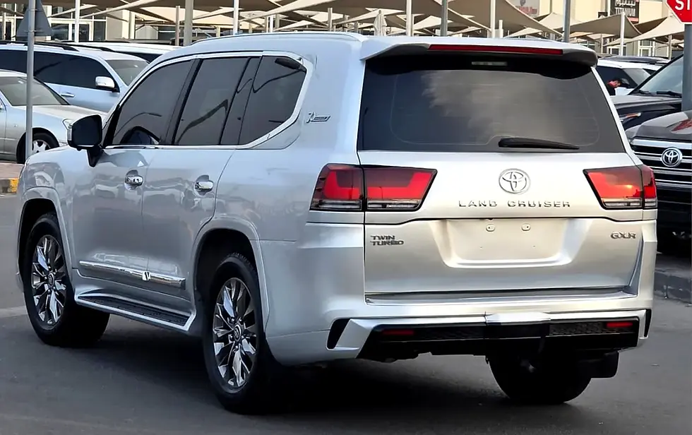 SUV Toyota Land Cruiser argent, vue arrière, insignes VXR V8 Z Limited.