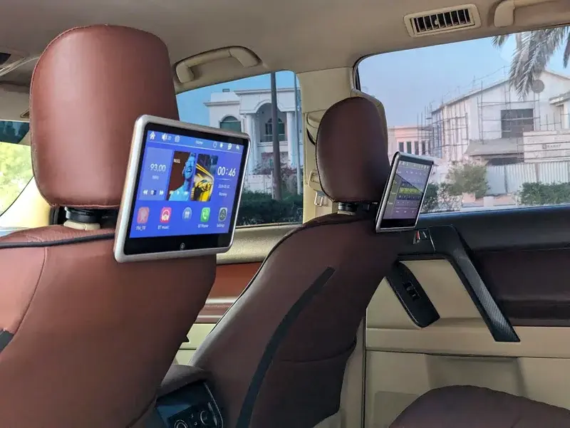 Miniature : Deux écrans de divertissement montés sur dossiers de sièges arrière de voiture.