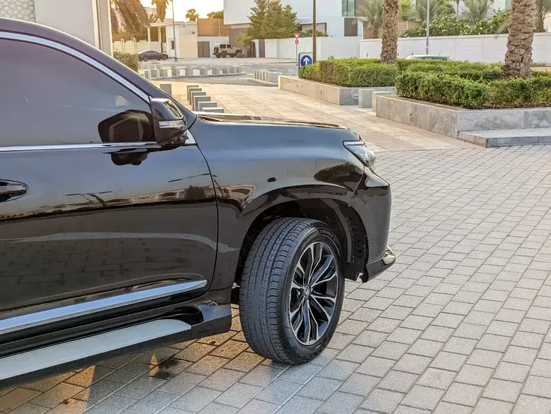 Miniature : Côté avant d'un SUV noir avec jante alliage, stationné sur pavés.