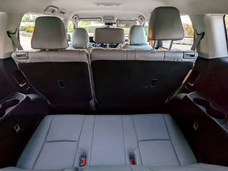 Miniature : Intérieur de voiture avec sièges arrière gris et grand espace de chargement.