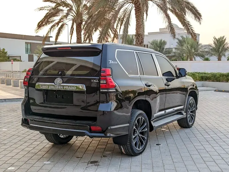 Miniature : Toyota Land Cruiser Prado TXL noir, vue arrière garée dehors.