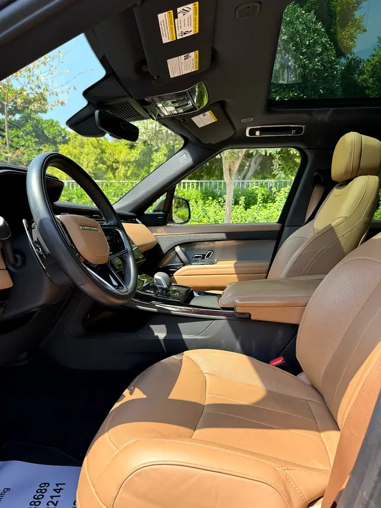 Miniature : Habitacle luxueux de voiture avec sièges cuir beige, volant, toit panoramique.