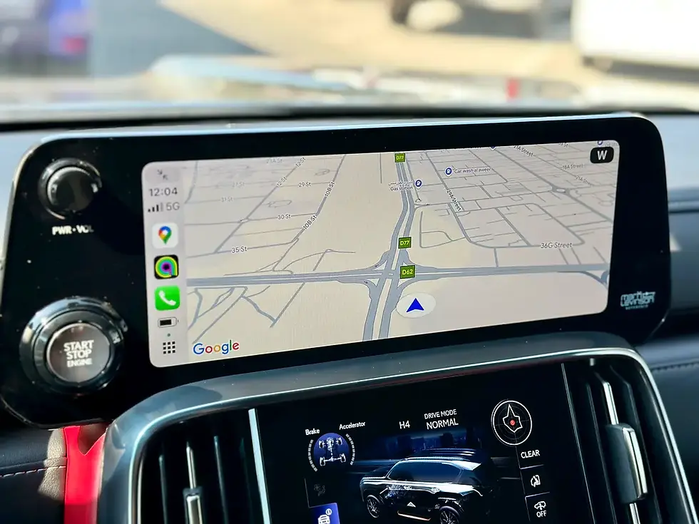 Miniature : Écran d'infodivertissement de voiture affichant une carte de navigation Google Maps.
